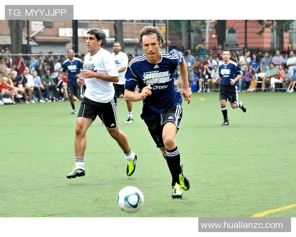 足球球星精彩瞬间聚焦灵巧接球展现非凡技术魅力